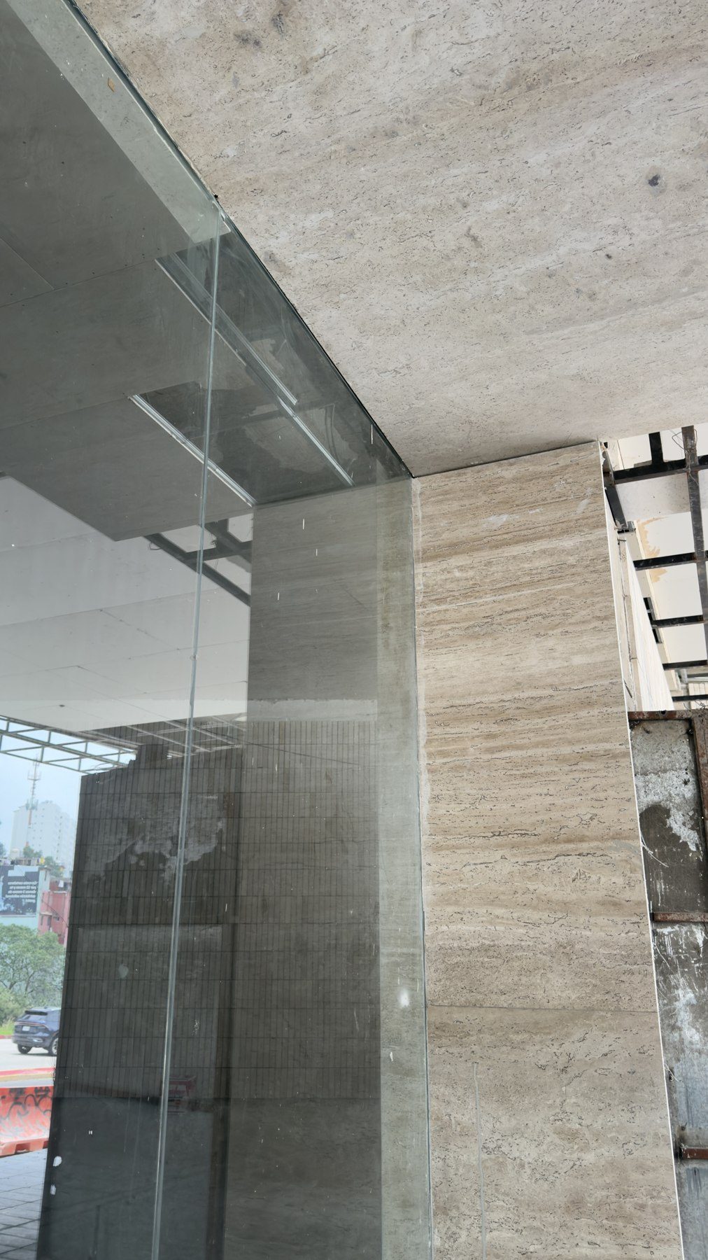 NUVANA Interlomas — Residencia de lujo en travertino romano y nogal oscuro, diseño de Sayegh Studio