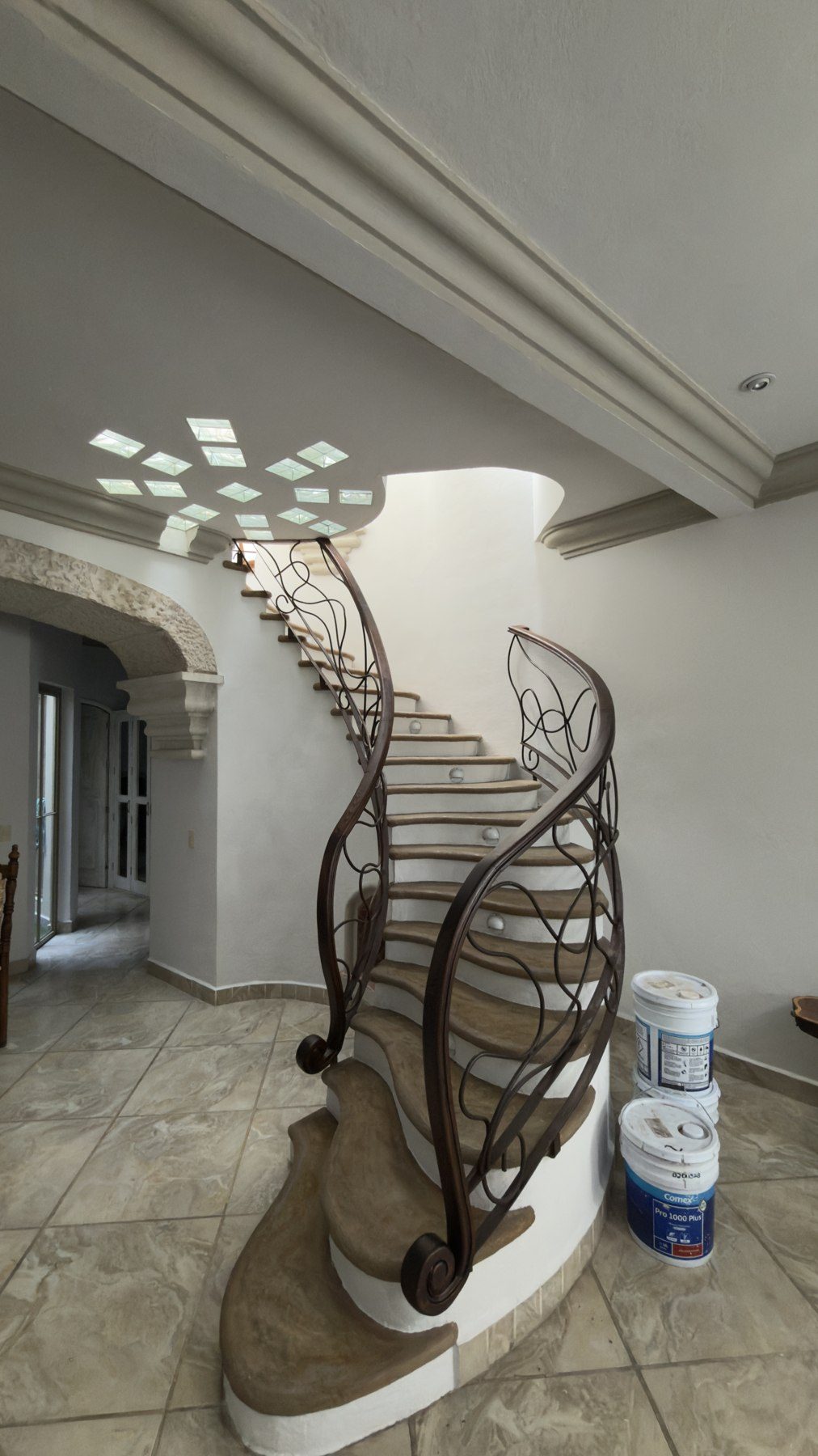 PIEDRAS CHINAS San Miguel de Allende — Escalera escultórica en cantera y mezquite, interiorismo de Sayegh Studio